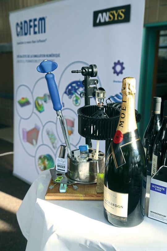 Le célèbre Trophée CADFEM qui rassemble les compétences des spécialistes exploitant le logiciel ANSYS pour simuler les univers industriels les plus divers. Le célèbre Trophée CADFEM qui rassemble les compétences des spécialistes exploitant le logiciel ANSYS pour simuler les univers industriels les plus divers.