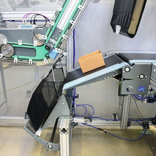 Eine automatische Aufgabestation für die Warendistribution. Eine automatische Aufgabestation für die Warendistribution.
