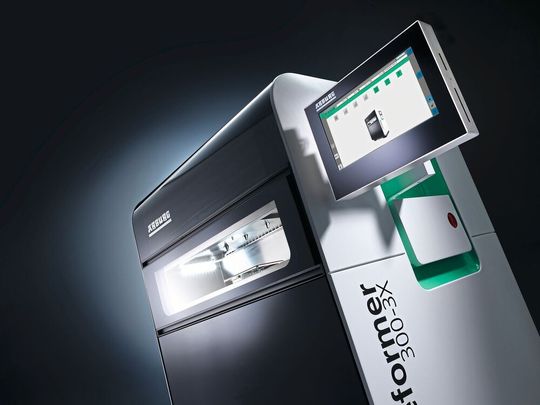 Auf der Formnext stellt Arburg zum ersten mal seinen Freeformer 300-3X vor. Die Maschine verarbeitet im Verfahren Arburg-Kunststoff-Freiformen (AKF) drei Komponenten und ermöglicht die industrielle Additive Fertigung komplexer Funktionsbauteile in belastbarer Hart-Weich-Verbindung mit Stützstruktur.