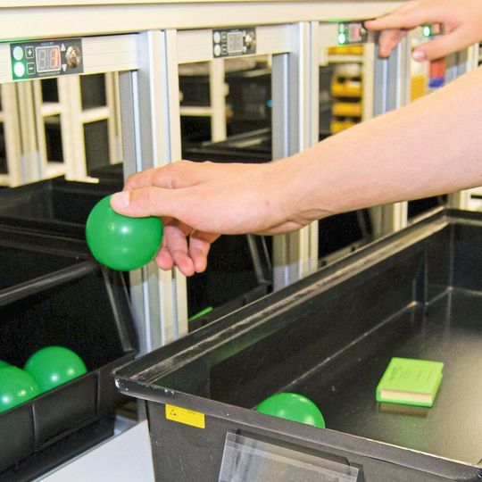 Ob Pick-by- oder Put-to-Light: Die automatische Zuweisung von Lagerpositionen funktioniert im Lager- und Logistikbereich reibungslos. Ob Pick-by- oder Put-to-Light: Die automatische Zuweisung von Lagerpositionen funktioniert im Lager- und Logistikbereich reibungslos.