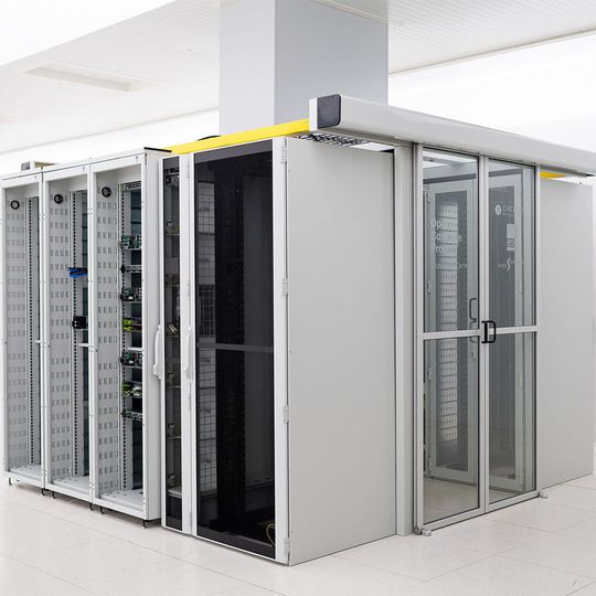 Steve Helvie, VP of Channel für die Open Compute Project Foundation, sagt zu dem OCP Experience Center: „Circle B, Rittal und Switch Datacenters haben eine großartige Plattform für offene Hardware-Designs geschaffen und zeigen die Stärke jedes Mitglieds bei der Bereitstellung von OCP-Lösungen in ganz Europa.“ Steve Helvie, VP of Channel für die Open Compute Project Foundation, sagt zu dem OCP Experience Center: „Circle B, Rittal und Switch Datacenters haben eine großartige Plattform für offene Hardware-Designs geschaffen und zeigen die Stärke jedes Mitglieds bei der Bereitstellung von OCP-Lösungen in ganz Europa.“