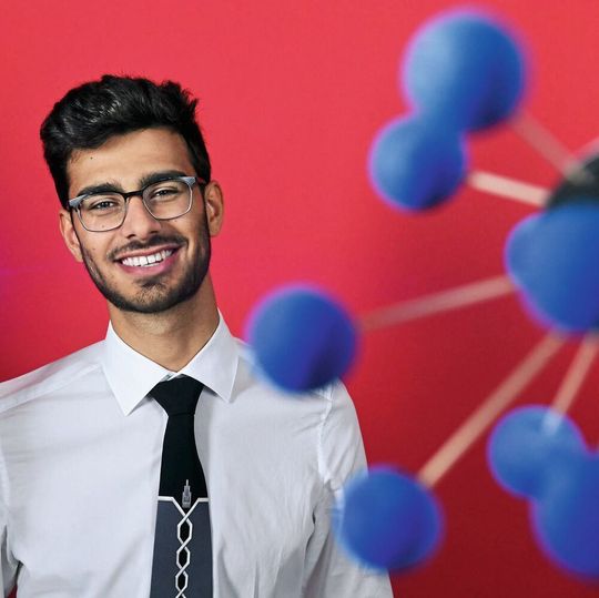 Bundessieger 2018 im Fach Chemie: Malek Sbeih aus Weimar gewann mit dem Projekt „Fettlöser mit Lichtschalter – Synthese und Untersuchung fotochemisch schaltbarer Tenside“. Bundessieger 2018 im Fach Chemie: Malek Sbeih aus Weimar gewann mit dem Projekt „Fettlöser mit Lichtschalter – Synthese und Untersuchung fotochemisch schaltbarer Tenside“.