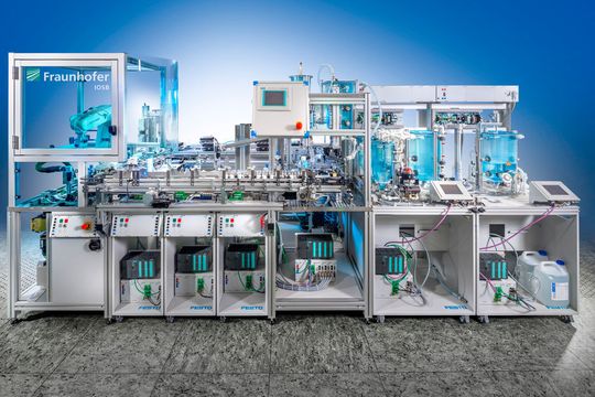 Diese smarte Modellfabrik in Karlsruhe ist über das Smart Factory Web in Echtzeit mit Fabriken in Lemgo und Korea vernetzt. Diese smarte Modellfabrik in Karlsruhe ist über das Smart Factory Web in Echtzeit mit Fabriken in Lemgo und Korea vernetzt.