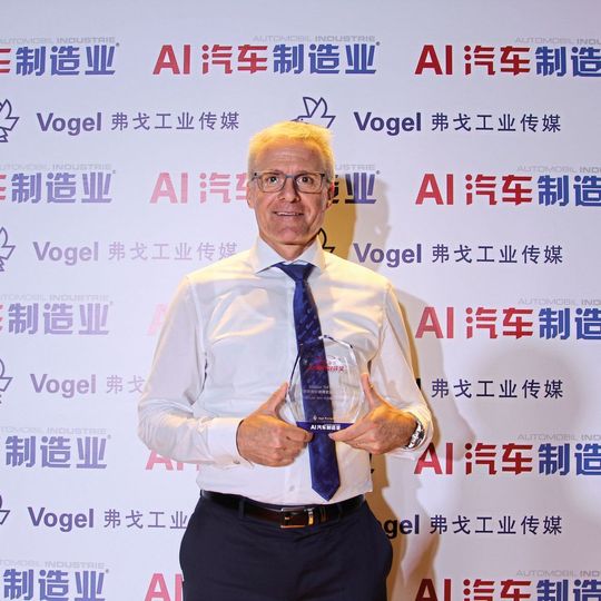 Rolf Grossenbacher, Verkaufsleiter Fritz Studer AG, nimmt den AI Anwender Zufriedenheits-Award im Rahmen der CIMES in Peking entgegen. Rolf Grossenbacher, Verkaufsleiter Fritz Studer AG, nimmt den AI Anwender Zufriedenheits-Award im Rahmen der CIMES in Peking entgegen.
