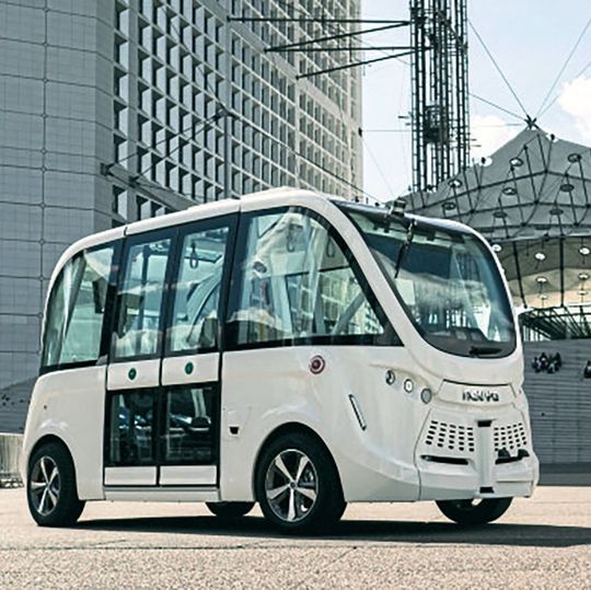 Mit dem Navya-Autonom-Shuttle können bis zu 15 Personen fahrerlos befördert werden. Mit dem Navya-Autonom-Shuttle können bis zu 15 Personen fahrerlos befördert werden.