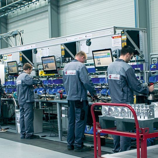 Der Hersteller von Hydraulikkomponenten setzt das Assistenzsystem Elam Start an jeweils drei Handarbeitsplätzen bei der Montage und Bestückung im Bereich der Ventilblockmontage sowie an einem Arbeitsplatz in der Verpackung ein. Der Hersteller von Hydraulikkomponenten setzt das Assistenzsystem Elam Start an jeweils drei Handarbeitsplätzen bei der Montage und Bestückung im Bereich der Ventilblockmontage sowie an einem Arbeitsplatz in der Verpackung ein.
