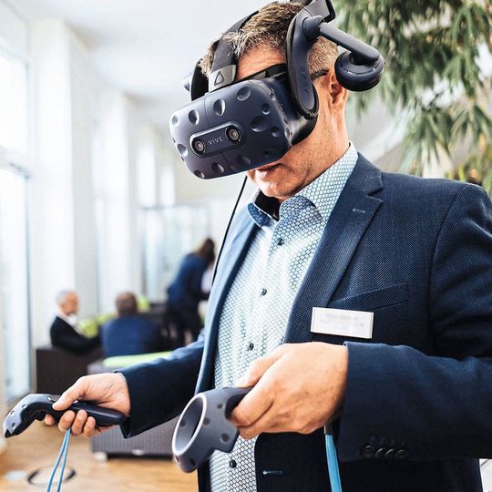 In den Pausen machte IO-Consultants erlebbar, wie die Planung mittels Virtual Reality (VR) optimiert werden kann. In den Pausen machte IO-Consultants erlebbar, wie die Planung mittels Virtual Reality (VR) optimiert werden kann.