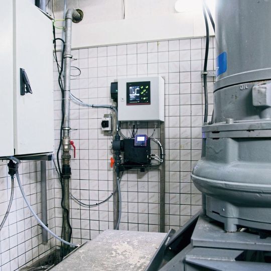 Das von Grundfos installierte System führt alle Informationen zum aktuellen Schwefelwasserstoff-Level und zum Abwasserdurchfluss zusammen und steuert über einen Kontroll-Algorithmus die Dosierpumpe.