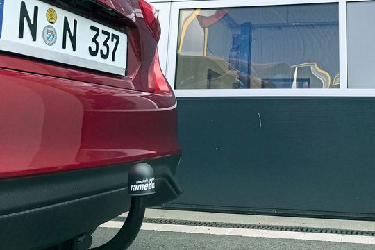 Anhängerkupplungen sind klassische Nachrüstartikel, gerade bei Fahrzeugen aus dem asiatischen Raum sind sie meist nur als „Hafenoption“ erhältlich. Anhängerkupplungen sind klassische Nachrüstartikel, gerade bei Fahrzeugen aus dem asiatischen Raum sind sie meist nur als „Hafenoption“ erhältlich.