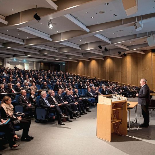 Die Konferenz „Smart Last Mile Delivery“ informiert über aktuelle Lösungen für den drohenden Verkehrsinfarkt in städtischen Ballungszentren. Die Konferenz „Smart Last Mile Delivery“ informiert über aktuelle Lösungen für den drohenden Verkehrsinfarkt in städtischen Ballungszentren.