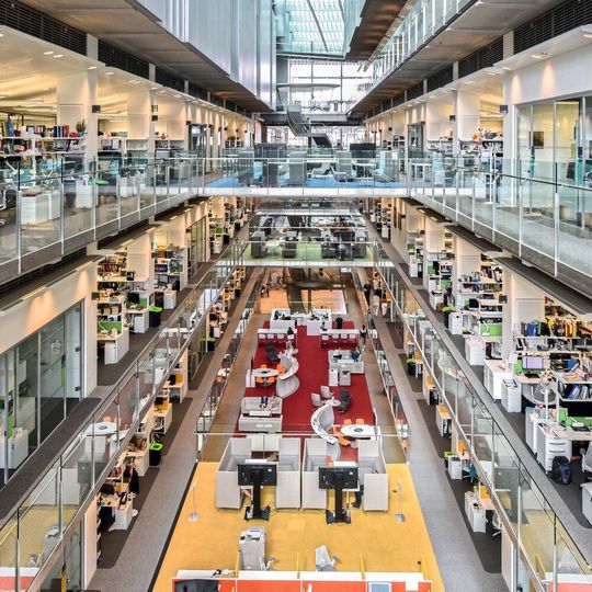 Francis Crick Institut – 2016 in London eröffnet, steht es exemplarisch für die stärkere interdisziplinäre Zusammenarbeit zwischen verschiedenen Forschungszentren. Francis Crick Institut – 2016 in London eröffnet, steht es exemplarisch für die stärkere interdisziplinäre Zusammenarbeit zwischen verschiedenen Forschungszentren.