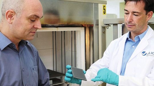 Prof. Wilhelm Albert Meulenberg (links) und Dr. Falk Schulze-Küppers (rechts) mit Gastrennmembran.