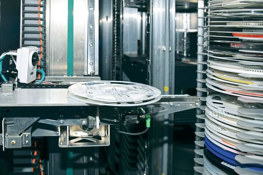 Modernstes Lagersystem: Das Einlagern der Bauteile ist gleichermaßen Schlüssel zur Perfektion, Transparenz, Sicherheit, Ordnung und Tracebility. Modernstes Lagersystem: Das Einlagern der Bauteile ist gleichermaßen Schlüssel zur Perfektion, Transparenz, Sicherheit, Ordnung und Tracebility.