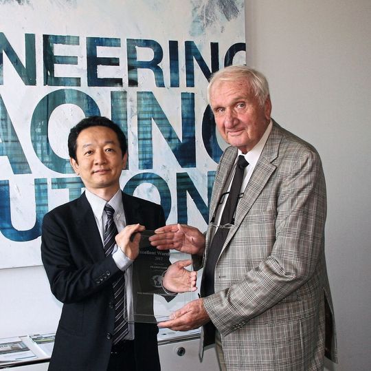 Sonys Sakuma Tsuyoshi (l.) vergibt den „Excellent-Warehouse“-Award an Framos-Gründer Bernd Franz. Sonys Sakuma Tsuyoshi (l.) vergibt den „Excellent-Warehouse“-Award an Framos-Gründer Bernd Franz.