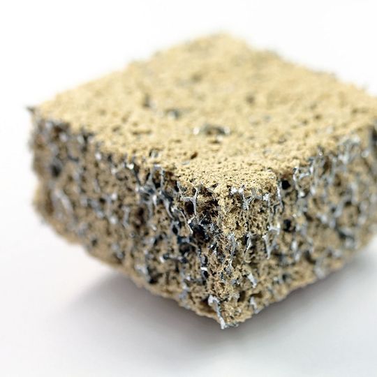 Um den neuen Hybridwerkstoff herzustellen, fügen die Forscher in den Metallschwamm des Fraunhofer-IWU den Holzschaum ein. Um den neuen Hybridwerkstoff herzustellen, fügen die Forscher in den Metallschwamm des Fraunhofer-IWU den Holzschaum ein.