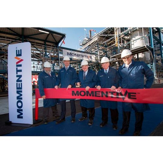 Beim Durchtrennen des roten Bandes (v.l.n.r.): Bürgermeister Bernhard Marewski, Standortleiter Christoph Kappenhagen, Momentive-CEO Jack Boss, Vice-President Silanes Rich Owins und Chempark-Leiter Lars Friedrich. Beim Durchtrennen des roten Bandes (v.l.n.r.): Bürgermeister Bernhard Marewski, Standortleiter Christoph Kappenhagen, Momentive-CEO Jack Boss, Vice-President Silanes Rich Owins und Chempark-Leiter Lars Friedrich.