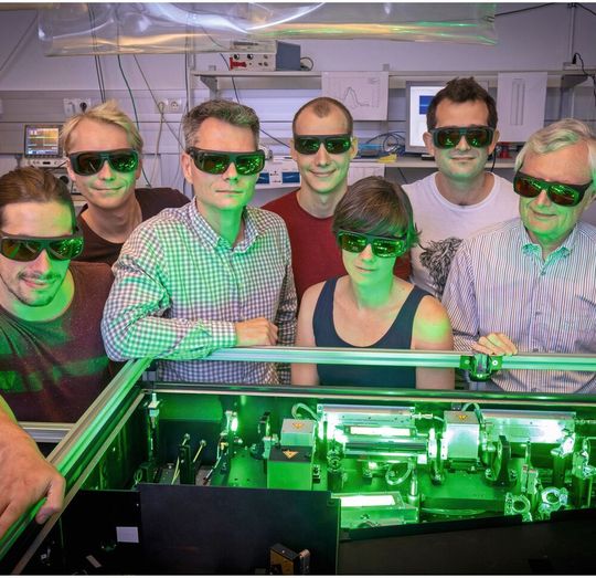 Markus Koch (3. von links), Bernhard Thaler (4. von links) mit Institutsvorstand Wolfgang Ernst (ganz rechts) und dem gesamten Team im Femtosekunden-Laser-Labor am Institut für Experimentalphysik der TU Graz. Markus Koch (3. von links), Bernhard Thaler (4. von links) mit Institutsvorstand Wolfgang Ernst (ganz rechts) und dem gesamten Team im Femtosekunden-Laser-Labor am Institut für Experimentalphysik der TU Graz.
