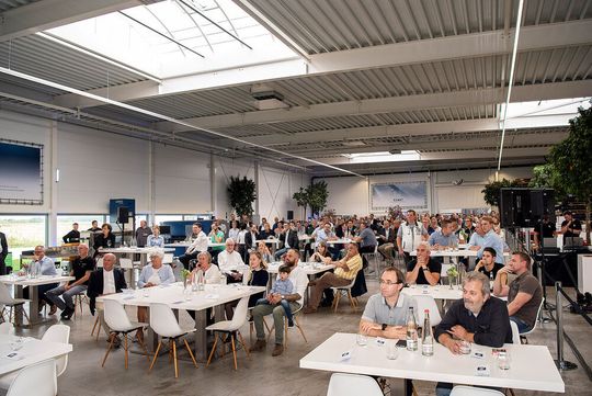 Der neue Produktionsstandort in Oyten wurde von der Geschäftsführung und geladenen Gästen feierlich eröffnet. Auch eine Führung durch die neuen Hallen gehörte zum Programm. Der neue Produktionsstandort in Oyten wurde von der Geschäftsführung und geladenen Gästen feierlich eröffnet. Auch eine Führung durch die neuen Hallen gehörte zum Programm.