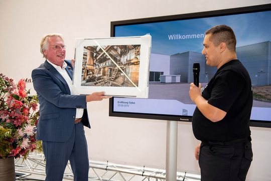 Carel van Sorgen, Inhaber der 247Tailorsteel Group, bekam im Rahmen der Eröffnungsfeierlichkeiten von Sven Metge, technischer Objektleiter bei 247Tailorsteel, ein Bild überreicht, das sinnbildlich für die Entwicklungen der Industrielandschaft steht. Carel van Sorgen, Inhaber der 247Tailorsteel Group, bekam im Rahmen der Eröffnungsfeierlichkeiten von Sven Metge, technischer Objektleiter bei 247Tailorsteel, ein Bild überreicht, das sinnbildlich für die Entwicklungen der Industrielandschaft steht.