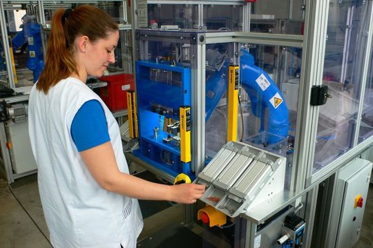 … dessen Hauptkomponenten die Werkerin zuvor manuell montiert hat. Auch das Einlegen des fertigen Ventils in die Prüfvorrichtung übernimmt der Roboter.