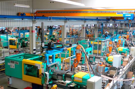 Weiss hat eine Roboterzelle entwickelt, bei der sich der Bediener und der Roboter die komplexe Montage eines miniaturisierten Sicherheitsventils teilen. Sie wird aktuell im Werk Illertissen in Betrieb genommen. Weiss hat eine Roboterzelle entwickelt, bei der sich der Bediener und der Roboter die komplexe Montage eines miniaturisierten Sicherheitsventils teilen. Sie wird aktuell im Werk Illertissen in Betrieb genommen.
