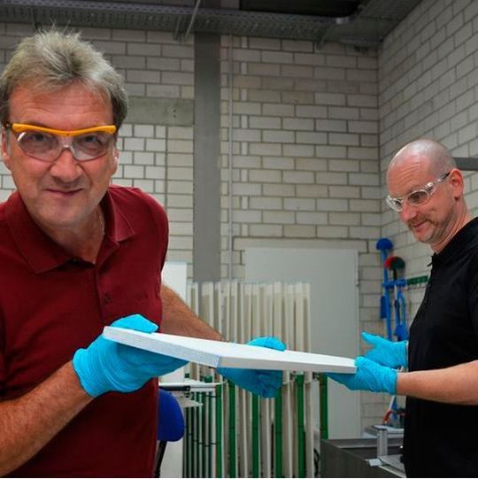 Bernhard Bischof und Christian Göbbert (v.l.), Geschäftsführer von Nanostone Water, mit einem Filterelement. Das Unternehmen mit Sitz in Halberstadt entwickelt und produziert keramische Nanotechnologie-Wasserfilter. Bernhard Bischof und Christian Göbbert (v.l.), Geschäftsführer von Nanostone Water, mit einem Filterelement. Das Unternehmen mit Sitz in Halberstadt entwickelt und produziert keramische Nanotechnologie-Wasserfilter.