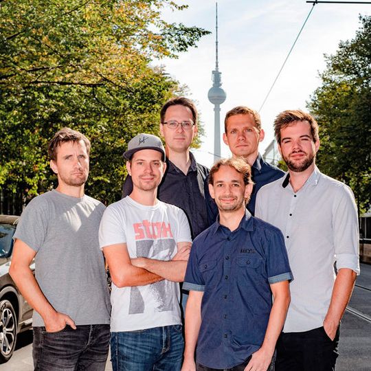 Das Forscherteam (v.l.n.r.): Falk Borgmann, Michael Brünker, Thorsten Römer (alle Deepshore), Dr. Florian Schintke, Robert Schmidtke (beide ZIB) und Mario Christ (Deepshore) vor dem Berliner Büro von Deepshore. Das Forscherteam (v.l.n.r.): Falk Borgmann, Michael Brünker, Thorsten Römer (alle Deepshore), Dr. Florian Schintke, Robert Schmidtke (beide ZIB) und Mario Christ (Deepshore) vor dem Berliner Büro von Deepshore.