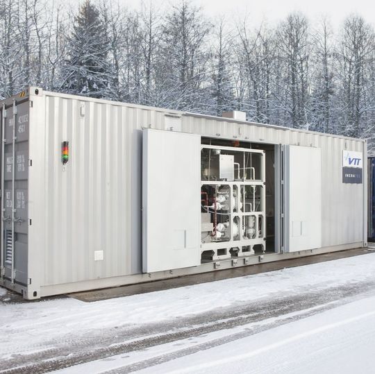 Ein Power-to-X-Technologie-Beispiel: Die kompakte Pilotanlage in dem Soletair-Projekt produziert 200 Liter Sprit aus Solarstrom und dem Kohlenstoffdioxid der Umgebungsluft Ein Power-to-X-Technologie-Beispiel: Die kompakte Pilotanlage in dem Soletair-Projekt produziert 200 Liter Sprit aus Solarstrom und dem Kohlenstoffdioxid der Umgebungsluft