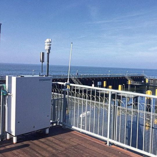 Die erste BSH-eigene Messstation steht auf dem Gelände von Bremenports in Bremerhaven. Die erste BSH-eigene Messstation steht auf dem Gelände von Bremenports in Bremerhaven.