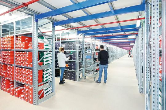 Im Logistiklager von Publikat unterstützen die mehrgeschossigen Bito-Regale die einfache Ein- beziehungsweise Auslagerung und Kommissionierung verschiedener Fashion-Produkte.