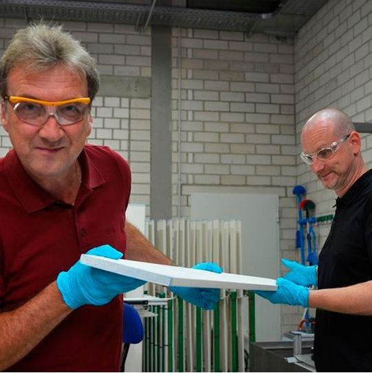 Bernhard Bischof und Christian Göbbert (v.l.), Geschäftsführer von Nanostone Water, mit einem Filterelement. Das Unternehmen mit Sitz in Halberstadt entwickelt und produziert keramische Nanotechnologie-Wasserfilter. Bernhard Bischof und Christian Göbbert (v.l.), Geschäftsführer von Nanostone Water, mit einem Filterelement. Das Unternehmen mit Sitz in Halberstadt entwickelt und produziert keramische Nanotechnologie-Wasserfilter.