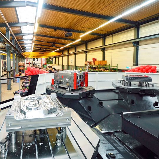 Seit die DMC 270 U im Zentrum der Produktion steht, haben sich die Arbeitsabläufe bei GK Tool grundlegend geändert. Durch den Palettenwechsler kann flexibler geplant werden. Seit die DMC 270 U im Zentrum der Produktion steht, haben sich die Arbeitsabläufe bei GK Tool grundlegend geändert. Durch den Palettenwechsler kann flexibler geplant werden.