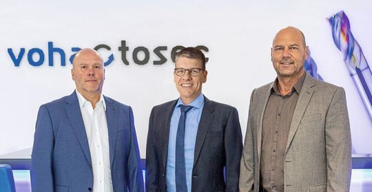 Mapal investiert in Werkzeuge für den Bereich Werkzeug- und Formenbau: Dr. Jochen Kress (Mitte), Geschäftsführender Gesellschafter der Mapal Dr. Kress KG, sowie (v. l.) die beiden Geschäftsführer von Voha-Tosec Dieter Scheurer und Carsten Klein. Mapal investiert in Werkzeuge für den Bereich Werkzeug- und Formenbau: Dr. Jochen Kress (Mitte), Geschäftsführender Gesellschafter der Mapal Dr. Kress KG, sowie (v. l.) die beiden Geschäftsführer von Voha-Tosec Dieter Scheurer und Carsten Klein.