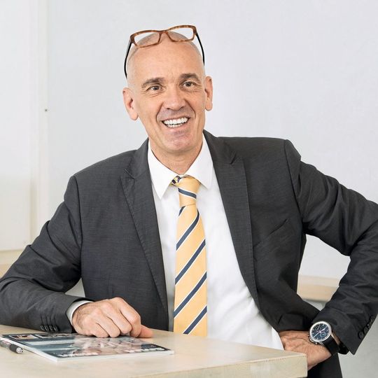 «Die Unternehmen wissen am besten, was am Markt gefragt ist und in welche Richtungen sie ihre Innovationen entwickeln müssen.» Matthias Böhm, Chefredaktor SMM «Die Unternehmen wissen am besten, was am Markt gefragt ist und in welche Richtungen sie ihre Innovationen entwickeln müssen.» Matthias Böhm, Chefredaktor SMM