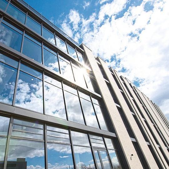 Der Neubau ist als kompakter Baukörper konzipiert und bietet auf einer Nutzfläche von rund 4.700 Quadratmetern moderne Labore sowie Büros mit direkter Verbindung zu den Laboren und Seminar- und Besprechungsräume. Der Neubau ist als kompakter Baukörper konzipiert und bietet auf einer Nutzfläche von rund 4.700 Quadratmetern moderne Labore sowie Büros mit direkter Verbindung zu den Laboren und Seminar- und Besprechungsräume.