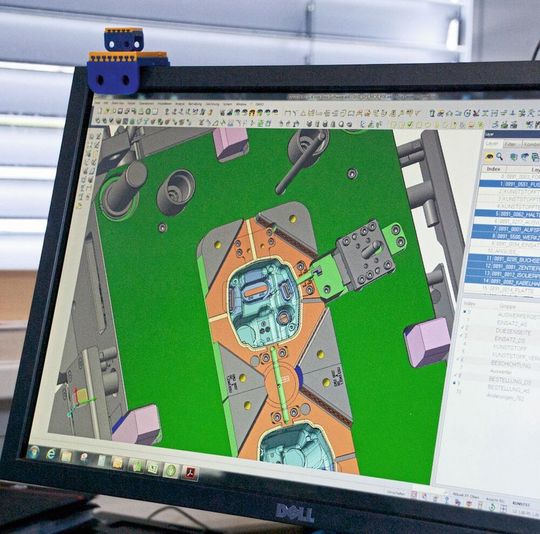 Werkzeugkonstruktion mit den Modulen Visi Mould sowie Analyse/Split – zusätzlich ist an jedem Konstruktionsarbeitslatz Visi PDM installiert. So ist sichergestellt, dass alle Projektbeteiligten immer auf Basis aktuell gültiger Daten arbeiten. Werkzeugkonstruktion mit den Modulen Visi Mould sowie Analyse/Split – zusätzlich ist an jedem Konstruktionsarbeitslatz Visi PDM installiert. So ist sichergestellt, dass alle Projektbeteiligten immer auf Basis aktuell gültiger Daten arbeiten.