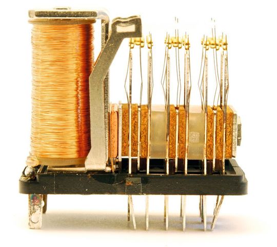 Elektromechanische Relais: Obwohl mehrfach totgesagt, steigen seit der Jahrtausendwende die Anwendungen immens. Elektromechanische Relais: Obwohl mehrfach totgesagt, steigen seit der Jahrtausendwende die Anwendungen immens.