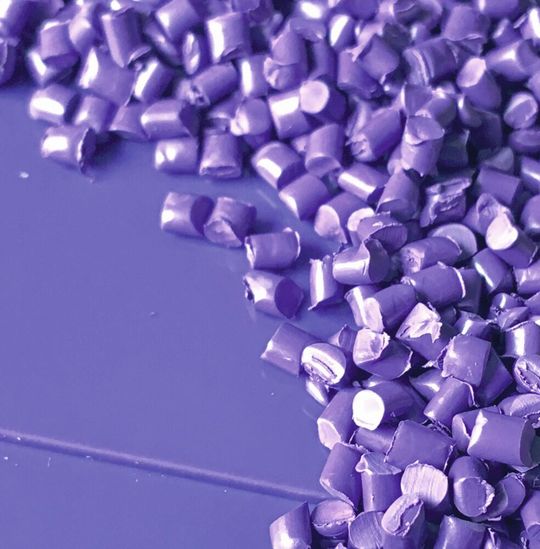 Auch bunt geht es wieder kunststofftechnisch auf der kommenden Fakuma zu: Die Herangehensweise bei der Umsetzung eines spezifischen Farbtons in unterschiedlichen Polymeren zeigt der Aussteller Deifel am Beispiel des Color of the Year Ultraviolett. Auch bunt geht es wieder kunststofftechnisch auf der kommenden Fakuma zu: Die Herangehensweise bei der Umsetzung eines spezifischen Farbtons in unterschiedlichen Polymeren zeigt der Aussteller Deifel am Beispiel des Color of the Year Ultraviolett.