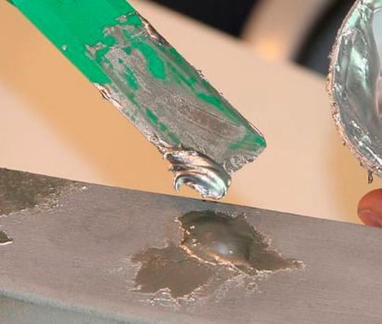 Mit dem polymergebundenen Reparatursystem „plasticmetal“ von Diamant Metallplastic aus Mönchengladbach, gelingt die Ausbesserung von Lunkern und Fehlstellen im Handumdrehen, wie es heißt. Kleine und mittelgroße Oberflächenreparaturen sollen sich an Guss-, Stahl- und anderen Metalllegierungen bewerkstelligen lassen. Mit dem polymergebundenen Reparatursystem „plasticmetal“ von Diamant Metallplastic aus Mönchengladbach, gelingt die Ausbesserung von Lunkern und Fehlstellen im Handumdrehen, wie es heißt. Kleine und mittelgroße Oberflächenreparaturen sollen sich an Guss-, Stahl- und anderen Metalllegierungen bewerkstelligen lassen.