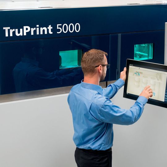 The automatic process in Truprint 5000 eases the manual workload and enhances mass additive manufacturing. The automatic process in Truprint 5000 eases the manual workload and enhances mass additive manufacturing.