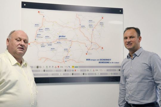 Helmut und Andreas Peter: „Egal wo die Menschen auf uns treffen: Um den Namen Peter im Kopf zu behalten, müssen sie überall auf den Namen Peter treffen. Die zentrale Marke unserer Mehrmarken-Autohausgruppe heißt Peter.“ Helmut und Andreas Peter: „Egal wo die Menschen auf uns treffen: Um den Namen Peter im Kopf zu behalten, müssen sie überall auf den Namen Peter treffen. Die zentrale Marke unserer Mehrmarken-Autohausgruppe heißt Peter.“