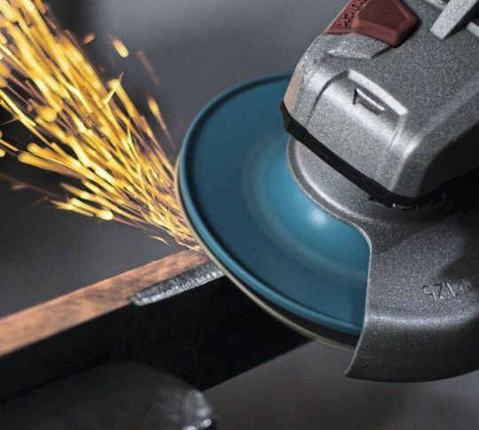 Das schafft was weg: Hinter VSM Actirox verbergt sich ein speziell geformtes Schleifkorn auf einer Fiberscheibe, das von Anfang an rund 50 % mehr leistet als vergleichbare Schleifmittel am Markt, sagt der Hersteller VSM. Auf der Euroblech in Halle 13 am Stand E125. Das schafft was weg: Hinter VSM Actirox verbergt sich ein speziell geformtes Schleifkorn auf einer Fiberscheibe, das von Anfang an rund 50 % mehr leistet als vergleichbare Schleifmittel am Markt, sagt der Hersteller VSM. Auf der Euroblech in Halle 13 am Stand E125.