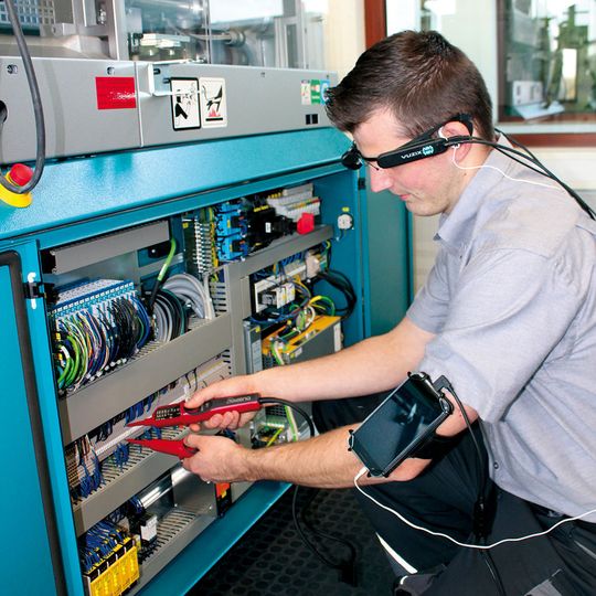 Mit seinem neuen BOY-Remote-Service (BRS) für BOY-Spritzgießautomaten setzt der Maschinenhersteller aus Neustadt-Fernthal nun, wie es heißt, die modernen Anforderungen im Hinblick auf Systemvernetzung und Digitalisierung global um. Über ein Headset erfolge die verbale Kommunikation des Bedieners vor Ort mit der BOY-Servicezentrale. Mit seinem neuen BOY-Remote-Service (BRS) für BOY-Spritzgießautomaten setzt der Maschinenhersteller aus Neustadt-Fernthal nun, wie es heißt, die modernen Anforderungen im Hinblick auf Systemvernetzung und Digitalisierung global um. Über ein Headset erfolge die verbale Kommunikation des Bedieners vor Ort mit der BOY-Servicezentrale.