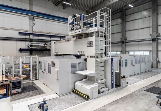 Dreh- und Fräsmaschine mit einem verfahrbaren Portal für die Vertikalbearbeitung sowie begehbare X-Achsen