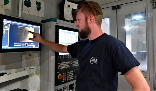 Sebastian Huber, Maschinenbediener.