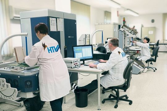 Komponententest: Zahlreiche und differenzierte Test- und Analyseverfahren decken mögliche Fehlerquellen und -ursachen schonungslos auf. Das Bild zeigt einen Großtester im HTV-Testlabor. Komponententest: Zahlreiche und differenzierte Test- und Analyseverfahren decken mögliche Fehlerquellen und -ursachen schonungslos auf. Das Bild zeigt einen Großtester im HTV-Testlabor.