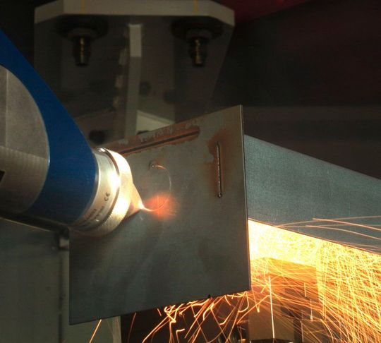 Eine Hauptrolle spielt im neuen NRW-Projekt „Multipromobil“ ein multifunktionaler Laser-Bearbeitungskopf, der innovative Blechbaugruppen durch integriertes Schneiden, Schweißen und Generieren von additiven Strukturen ermöglicht. Das Fraunhofer ILT stellt im Rahmen der Euroblech 2018 dieses und vier weitere laserbasierte Projekt vor – Halle 11 am Stand A25. Eine Hauptrolle spielt im neuen NRW-Projekt „Multipromobil“ ein multifunktionaler Laser-Bearbeitungskopf, der innovative Blechbaugruppen durch integriertes Schneiden, Schweißen und Generieren von additiven Strukturen ermöglicht. Das Fraunhofer ILT stellt im Rahmen der Euroblech 2018 dieses und vier weitere laserbasierte Projekt vor – Halle 11 am Stand A25.