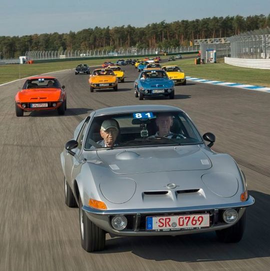 Führte den Tross von 75 Opel GT am Hockenheimring an: Walter Röhrl mit dem GT-Designer Erhard Schnell als Co-Pilot. Führte den Tross von 75 Opel GT am Hockenheimring an: Walter Röhrl mit dem GT-Designer Erhard Schnell als Co-Pilot.