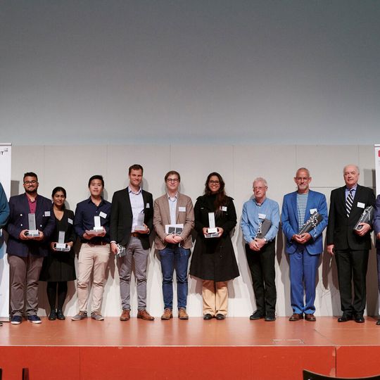 Die Gewinner des Clariant Cleantech Awards der Plätze eins bis vier, des Clariant Chemistry Award und des Poster Award. Die Gewinner des Clariant Cleantech Awards der Plätze eins bis vier, des Clariant Chemistry Award und des Poster Award.