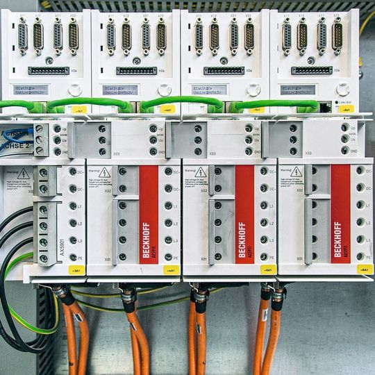 Für die insgesamt acht CNC-Achsen sind vier kompakt bauende, zweikanalige Servoverstärker AX5203 im Einsatz. Für die insgesamt acht CNC-Achsen sind vier kompakt bauende, zweikanalige Servoverstärker AX5203 im Einsatz.